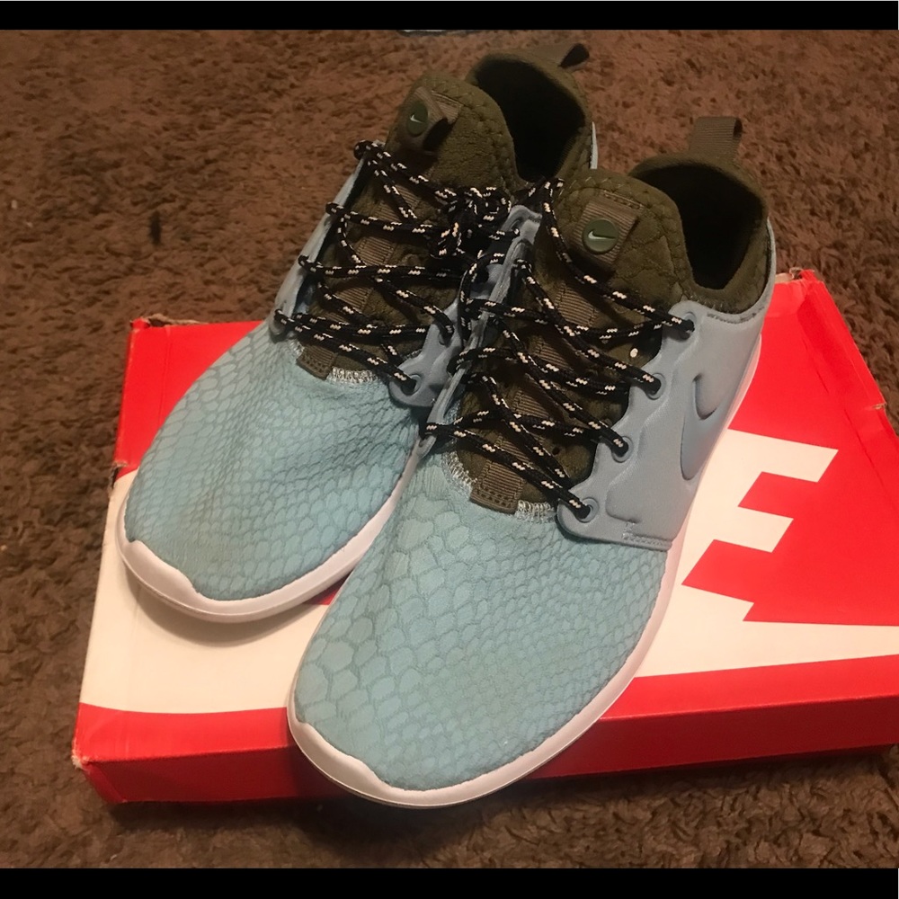 Women’s Nike Sneakers (USED)